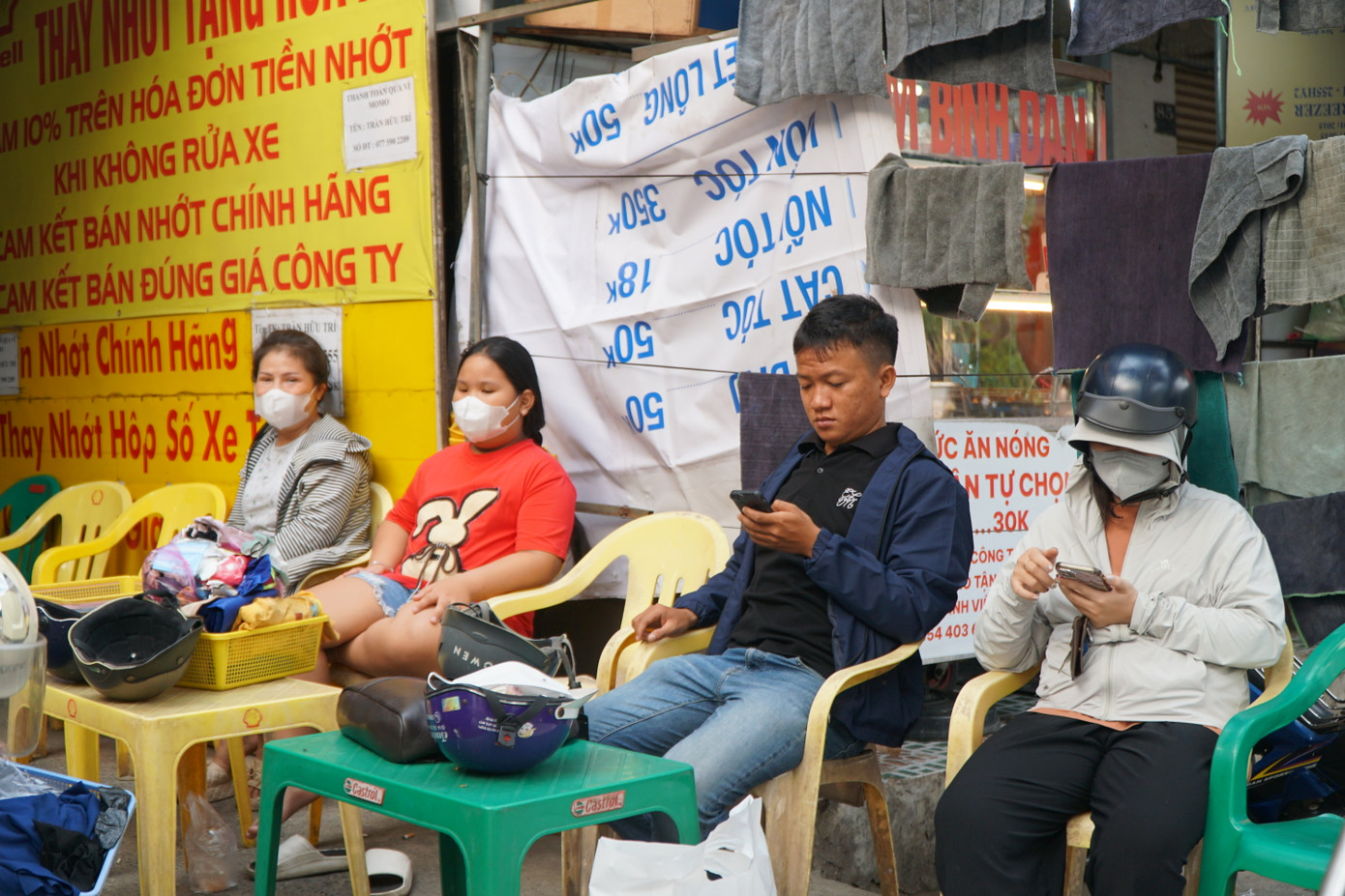 Một tiệm rửa xe trên đường Bình Quới (quận Bình Thạnh) đông khách chiều 27 Tết. Anh Thanh Sơn (33 tuổi) cho hay dù chờ đợi lâu hơn ngày thường nhưng anh vẫn kiên nhẫn chờ tới lượt. "Sắp tới Tết, nhìn thấy chiếc xe sạch sẽ, mới mẻ tôi cũng thấy vui nên chờ đợi một chút cũng không sao" - anh Sơn nói.