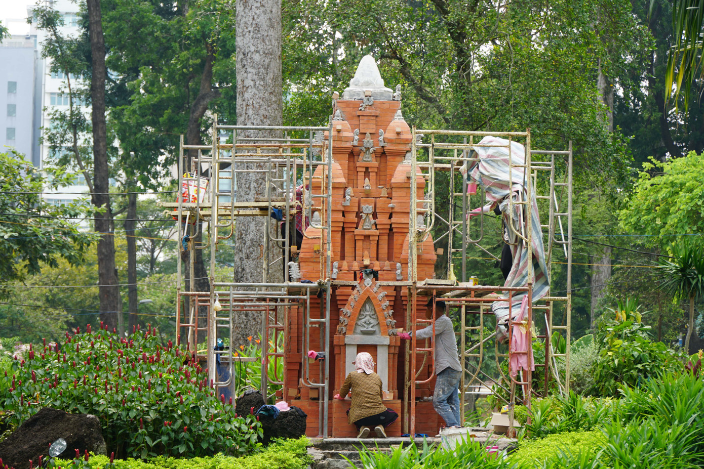 Năm nay, hội hoa xuân sẽ trưng bày lan trầm rồng đỏ thành một con phố nhỏ mang tên “ngõ trầm” đầy tính nghệ thuật. Bên cạnh đó, hội hoa xuân còn có “Tháp Nghinh Xuân” với chiều cao 6,8m được khéo léo sắp đặt từ 680 chậu lan kim điệp vàng xuân.