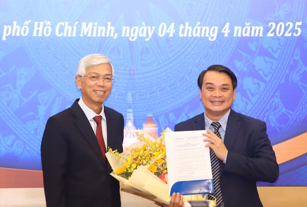 Phó Chủ tịch UBND TPHCM Võ Văn Hoan trao quyết định và hoa chúc mừng ông Lê Trường Duy (phải). Ảnh: Ngô Tùng Phó Chủ tịch UBND TPHCM Võ Văn Hoan trao quyết định và hoa chúc mừng ông Lê Trường Duy (phải). Ảnh: Ngô Tùng