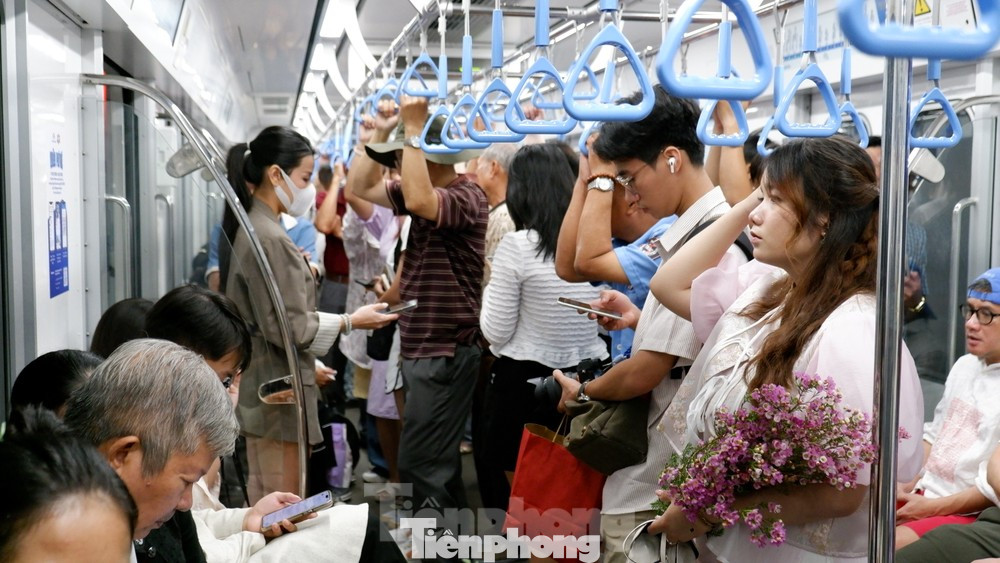 Hành khách đi tàu metro số 1 TPHCM. Ảnh: Hữu Huy Hành khách đi tàu metro số 1 TPHCM. Ảnh: Hữu Huy