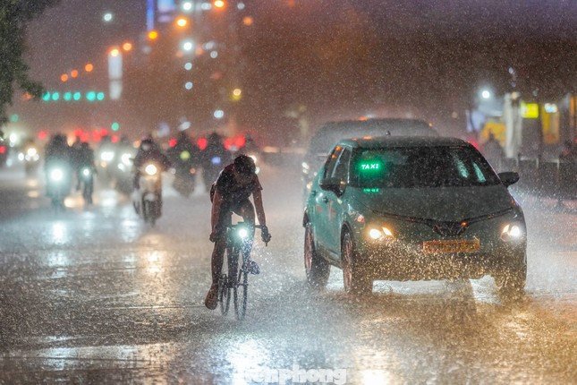 Mưa trái mùa xuất hiện liên tục những ngày qua ở TPHCM. Ảnh: Phạm Nguyễn