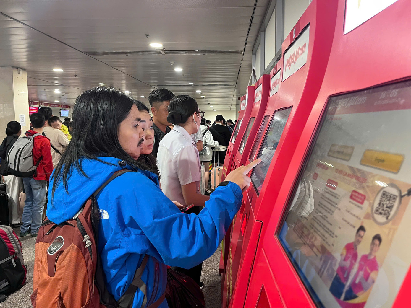 Khu vực check-in online đông đúc hành khách làm thủ tục.