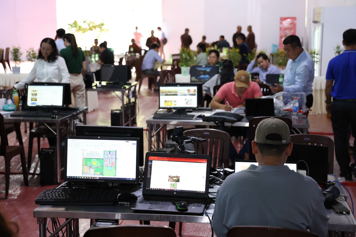 Trung tâm trang bị màn hình LED lớn trực tiếp các sự kiện của đại lễ. Nơi này cũng trang bị máy tính, đường truyền Internet tốc độ cao để các phóng viên, nhà báo tác nghiệp.