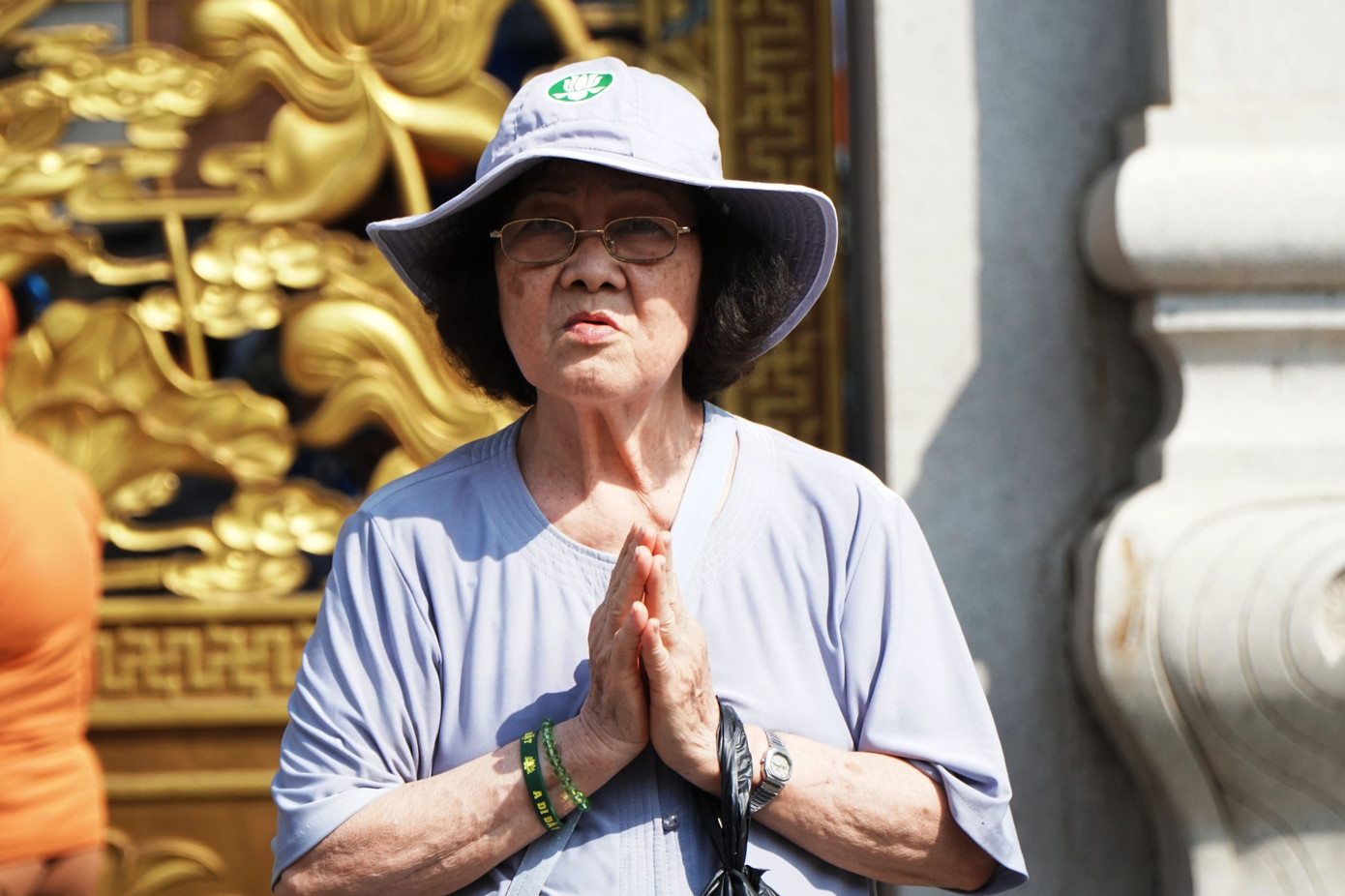 Nhiều người cao tuổi đứng bên ngoài chờ đợi đến lượt chiêm bái