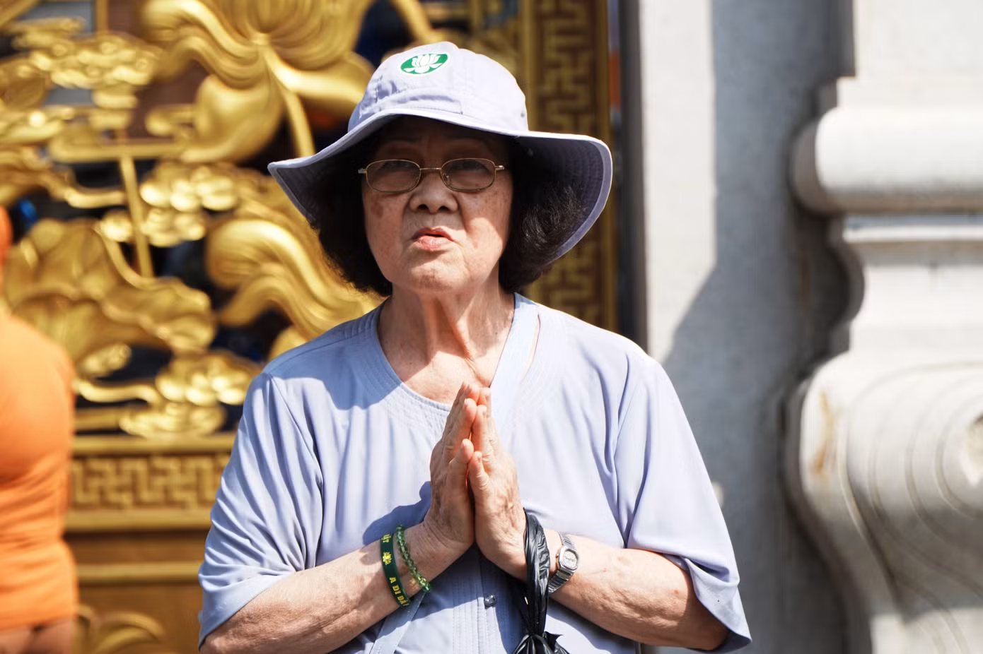 Nhiều người cao tuổi đứng bên ngoài chờ đợi đến lượt chiêm bái