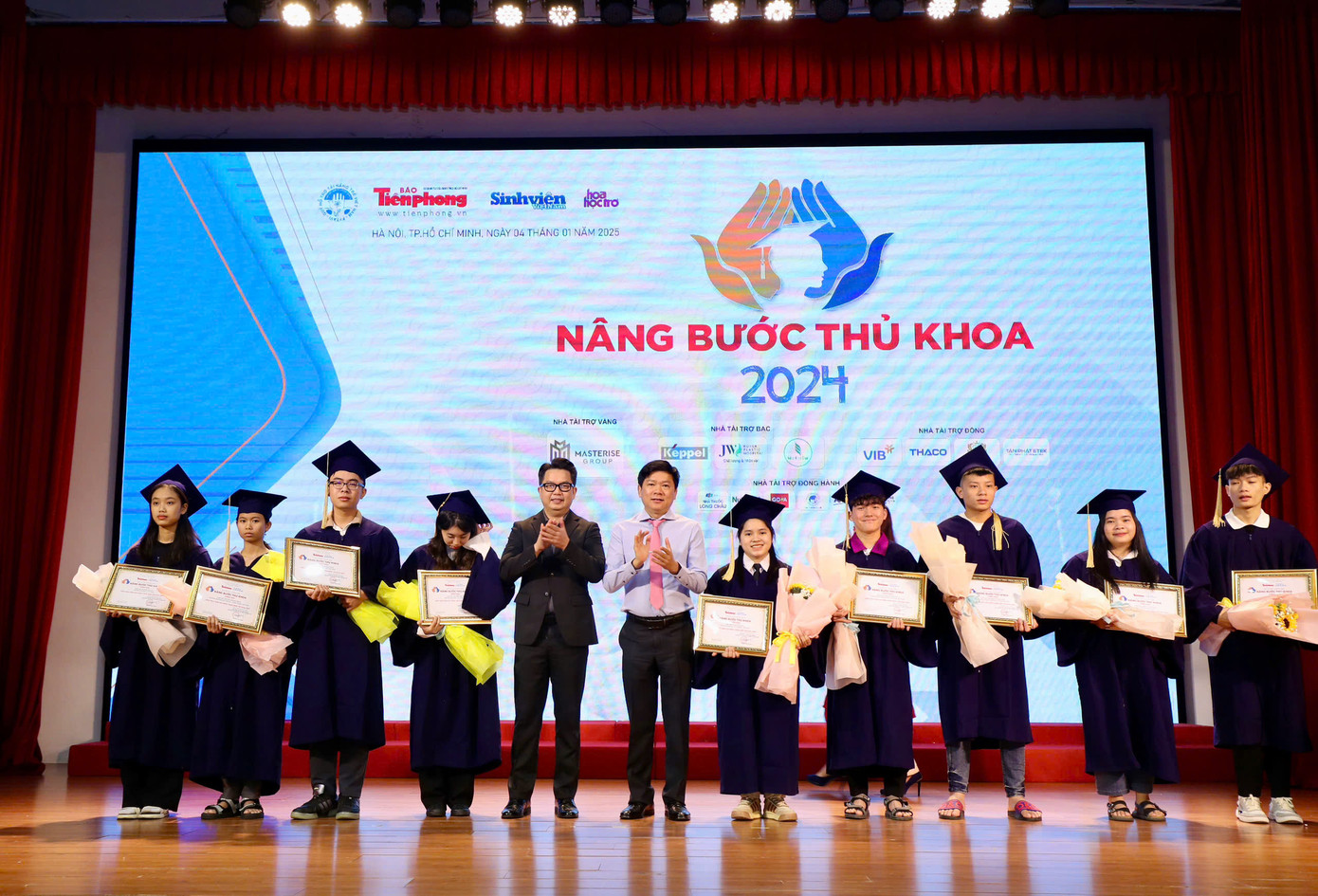 Sinh viên nhận học bổng Nâng bước Thủ khoa 2024
