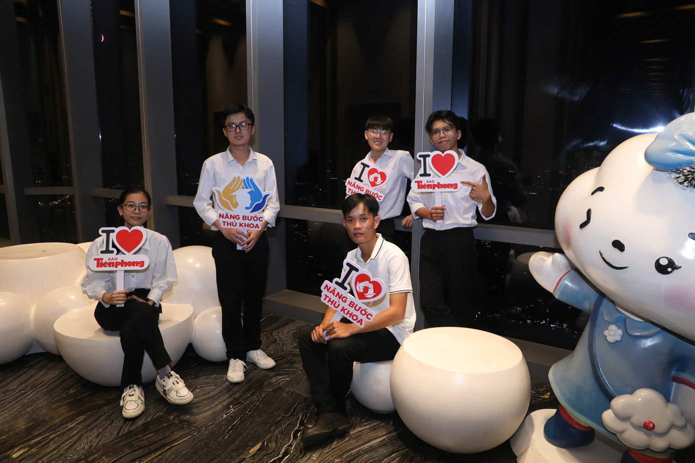 Đa phần sinh viên được nhận học bổng Nâng bước Thủ khoa 2024 chưa từng ngắm TPHCM về đêm từ view tòa nhà Landmark 81 nên các em rất hào hứng.