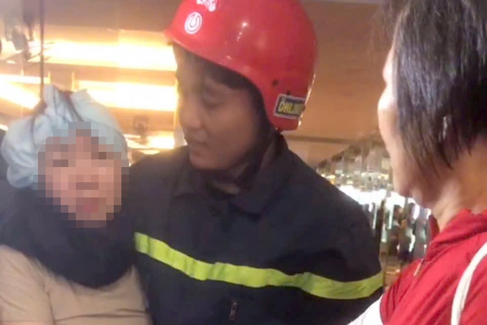 Người phụ nữ được đưa ra ngoài an toàn. Ảnh: C.A. Người phụ nữ được đưa ra ngoài an toàn. Ảnh: C.A.