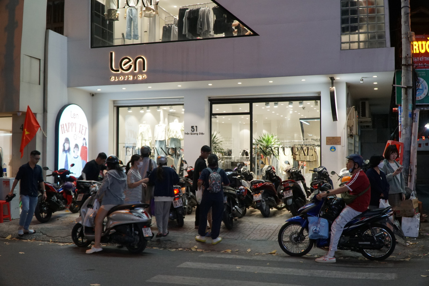 Đường Trần Quang Diệu (quận 3), được ví như "phố thời trang" của giới trẻ. Nơi đây tập trung hàng loạt cửa hàng thời trang. Ghi nhận của phóng viên Tiền Phong trong đêm 26/1 (27 tháng Chạp), con đường này đông nghịt người đến mua sắm.