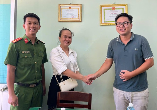 Công an phường Mũi Né hỗ trợ chị Duyên chuyển lại số tiền do chuyển nhầm của anh Phúc. Ảnh: Công an cung cấp Công an phường Mũi Né hỗ trợ chị Duyên chuyển lại số tiền do chuyển nhầm của anh Phúc. Ảnh: Công an cung cấp