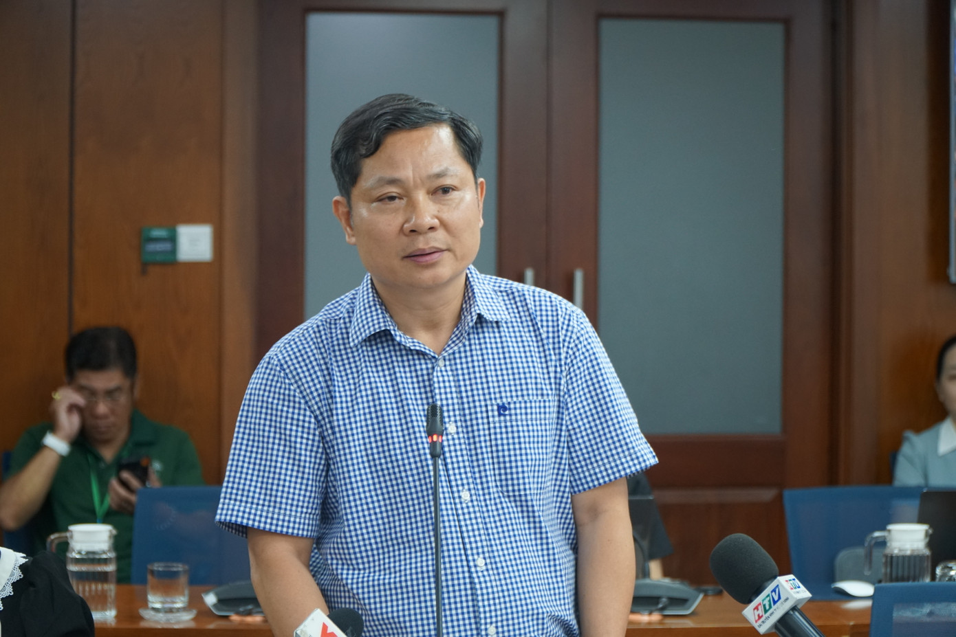 Ông Trần Bình Thiên, Phó Chánh thanh tra Sở VH&amp;TT TPHCM trả lời báo chí. Ảnh: Anh Nhàn