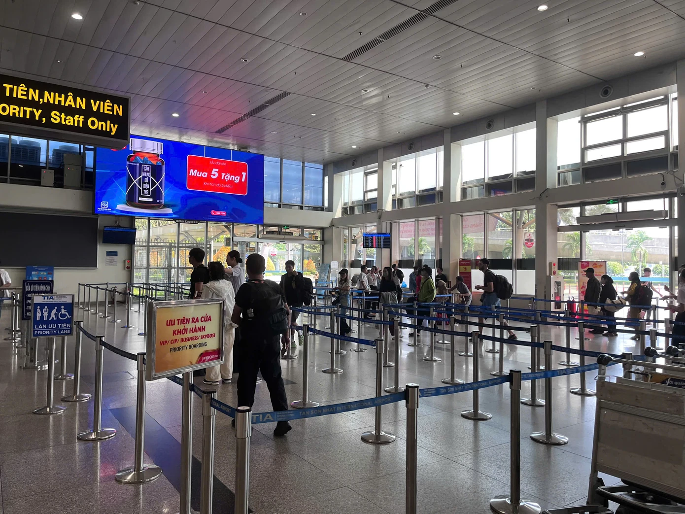 Để bảo đảm an toàn khai thác và chất lượng dịch vụ, Cảng hàng không quốc tế Tân Sơn Nhất cho biết đã phối hợp chặt chẽ với các đơn vị xây dựng kế hoạch, phương án phục vụ hành khách, bảo đảm an ninh trật tự, an toàn khai thác trong dịp nghỉ Tết.