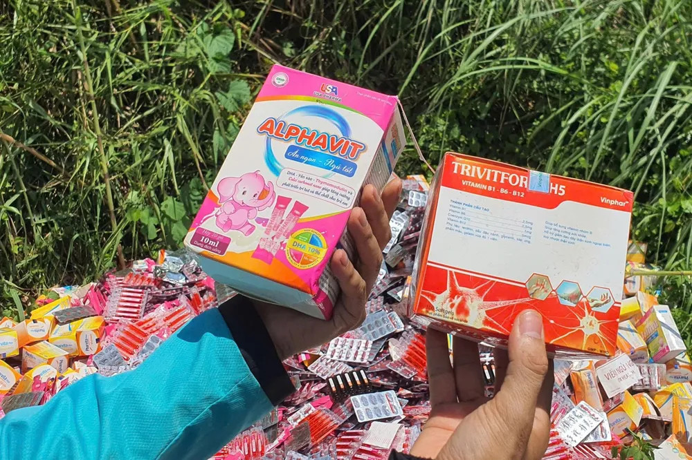 Số thực phẩm chức năng đổ trộm ở huyện Bình Chánh. Ảnh: C.A.