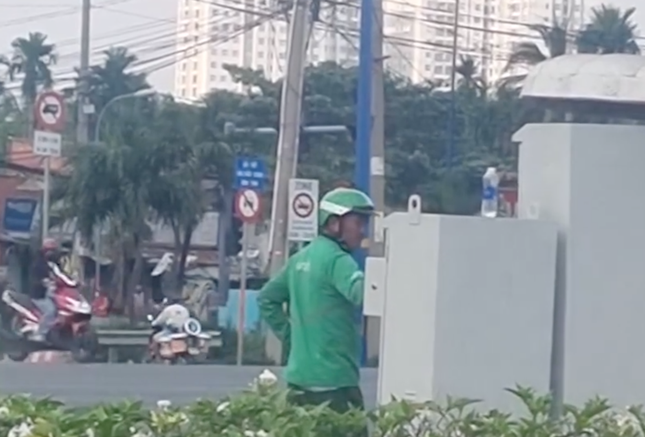 Ông T. điều chỉnh đèn tín hiệu tại giao lộ do Đội CSGT Rạch Chiếc quản lý. Ảnh cắt từ clip. Ông T. điều chỉnh đèn tín hiệu tại giao lộ do Đội CSGT Rạch Chiếc quản lý. Ảnh cắt từ clip.