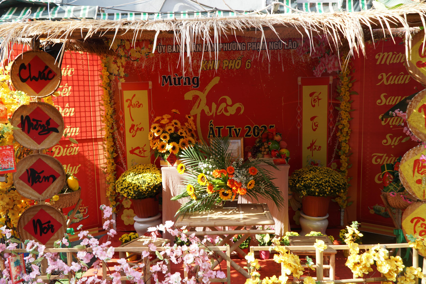 Người dân khu phố còn để bàn ghế cho du khách ngồi check-in trong lúc du xuân. Mọi thứ đều được sắp xếp gọn gàng để không ảnh hưởng đến việc lưu thông.