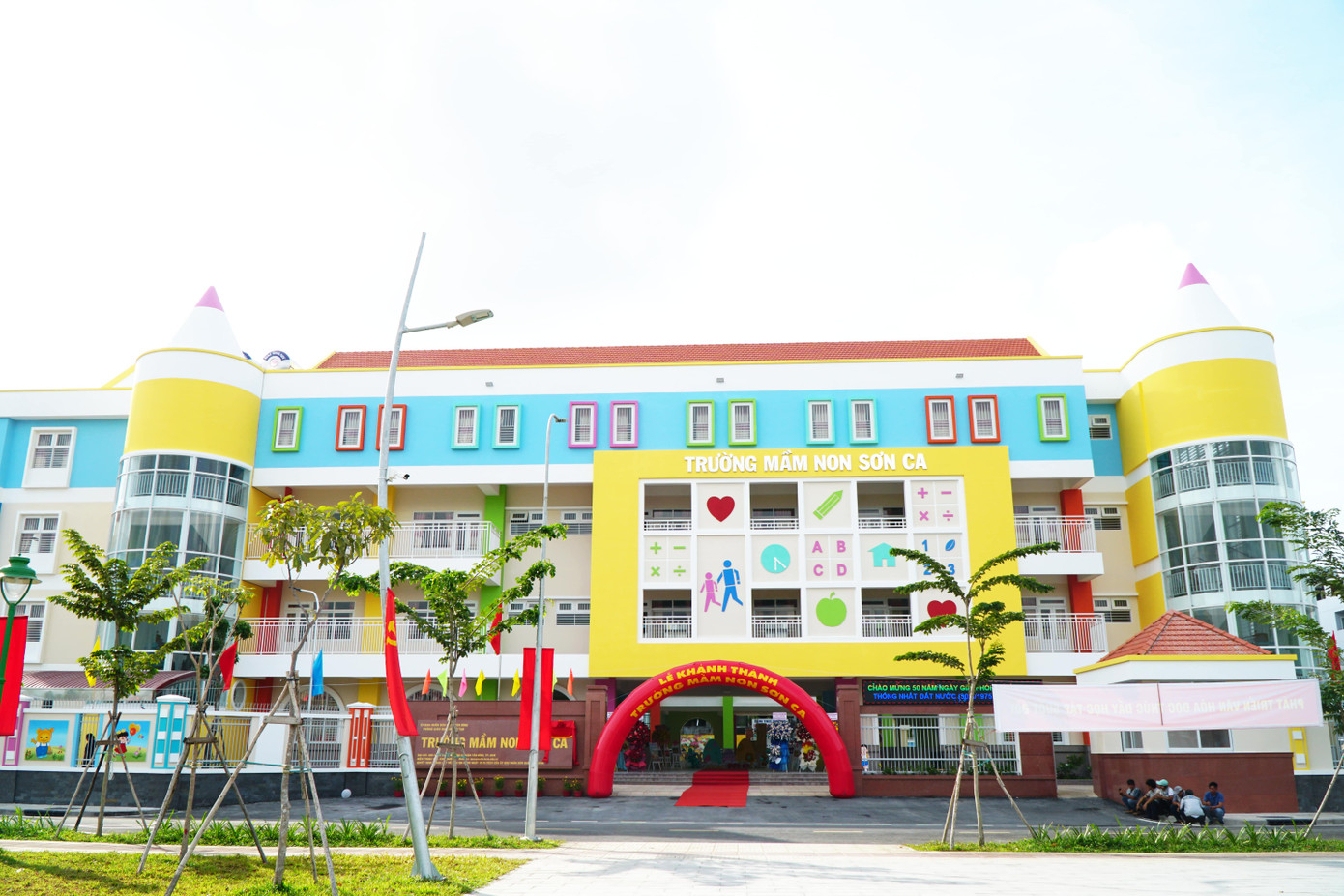 Sáng nay 22/4, UBND quận Tân Bình (TPHCM) khánh thành cụm 3 trường học, gồm Trường mầm non Sơn Ca, Trường tiểu học Hùng Vương và Trường THCS Mạc Đĩnh Chi. Đây là ba trường học công lập, tọa lạc tại phường 6 (quận Tân Bình).