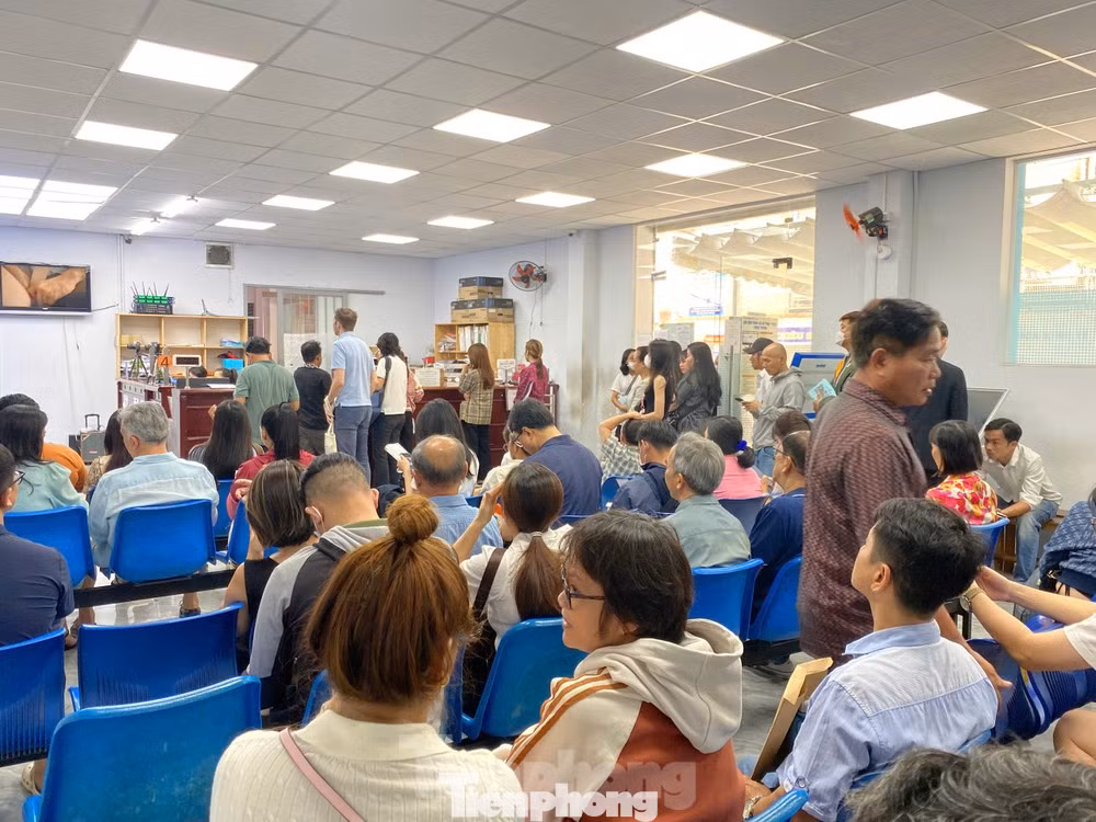 Người dân chờ làm thủ tục cấp đổi GPLX tại địa chỉ số 252 Lý Chính Thắng, phường 9, quận 3 vào sáng 28/2. Ảnh: Hữu Huy Người dân chờ làm thủ tục cấp đổi GPLX tại địa chỉ số 252 Lý Chính Thắng, phường 9, quận 3 vào sáng 28/2. Ảnh: Hữu Huy