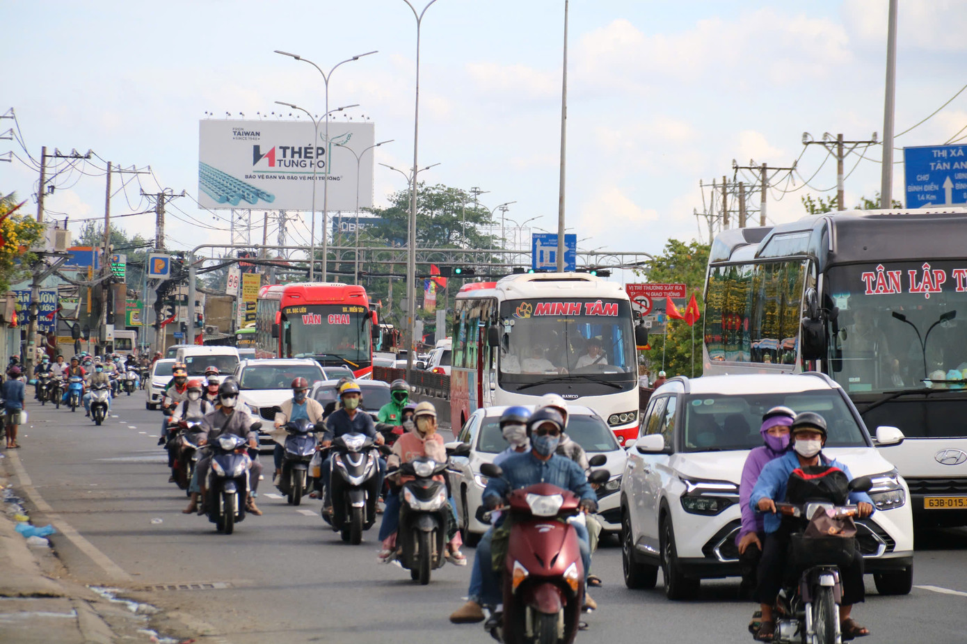 Trên hành trình trở lại TPHCM, nhiều người lựa chọn cách di chuyển bằng xe máy để tiết kiệm chi phí.