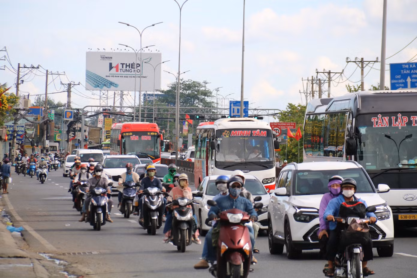 Trên hành trình trở lại TPHCM, nhiều người lựa chọn cách di chuyển bằng xe máy để tiết kiệm chi phí.