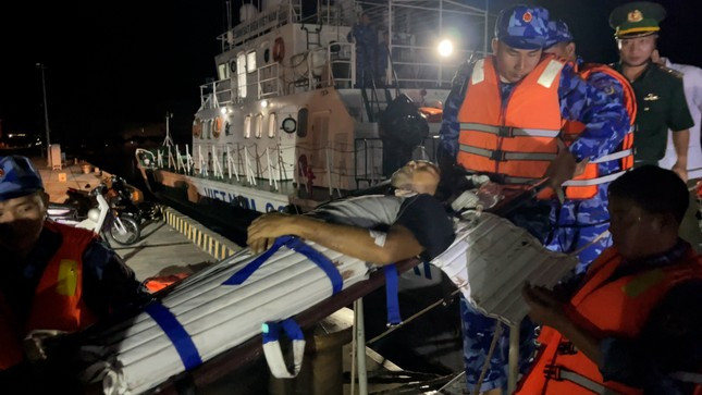 Thuyền viên Rholand T.Boiser được đưa sang tàu Cảnh sát biển 2011 để chuyển vào Trung tâm y tế huyện Côn Đảo. Ảnh: Bộ Tư lệnh Vùng Cảnh sát biển 3