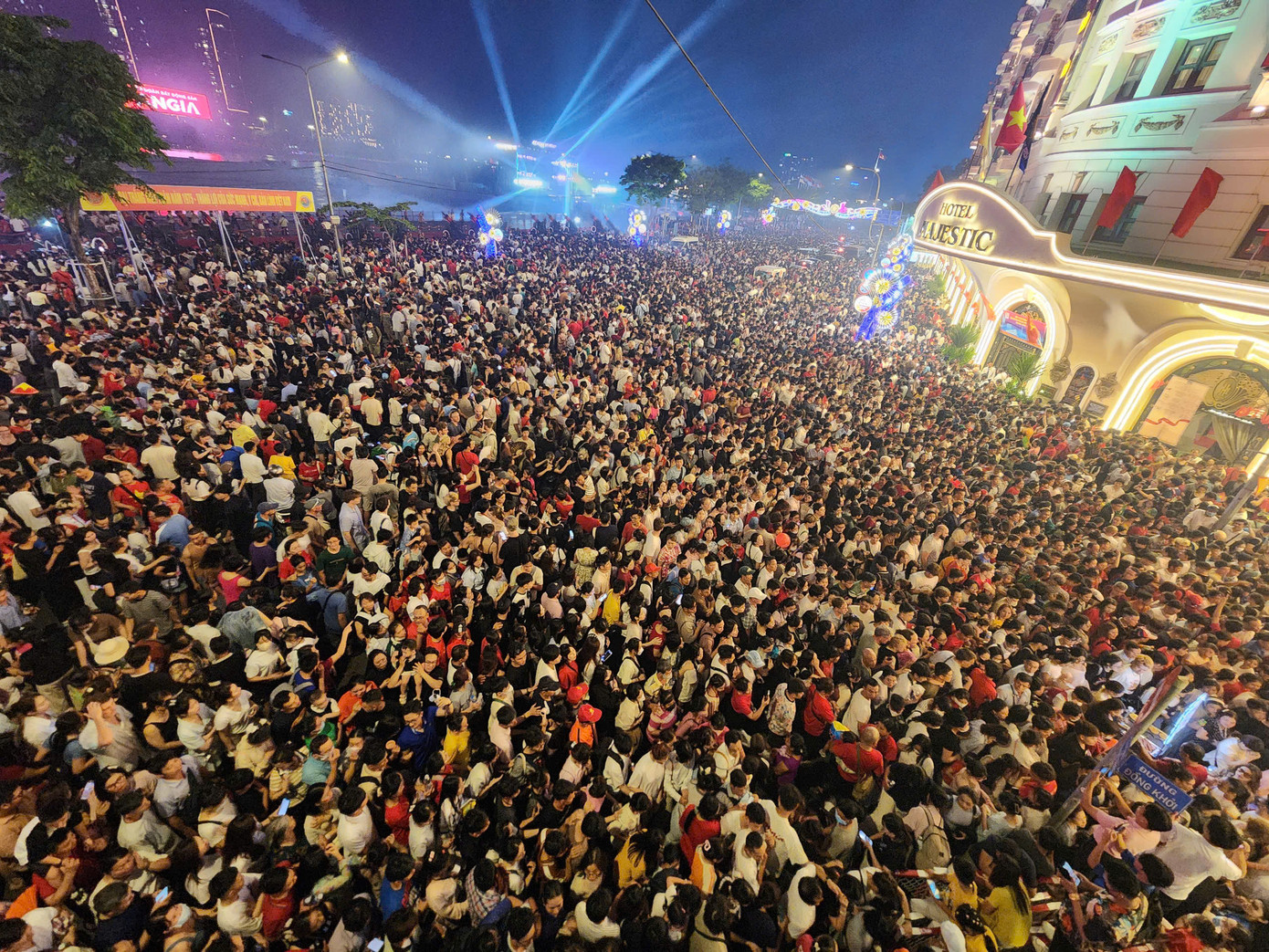 "Biển người" đổ về các địa điểm ở trung tâm TPHCM thưởng thức pháo hoa tầm cao.