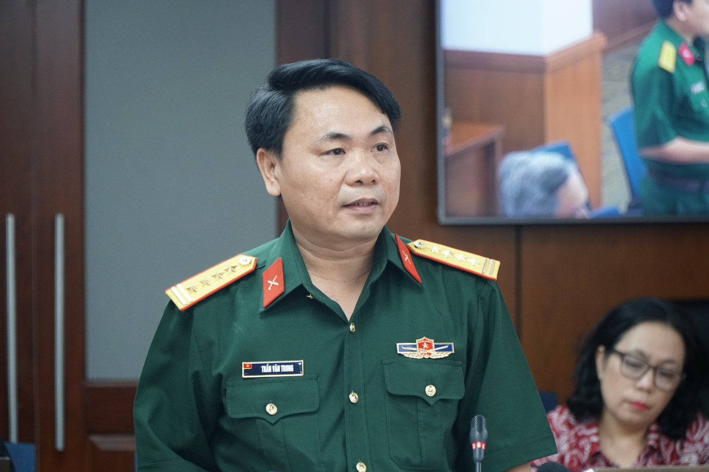 Đại tá Trần Văn Trung, Chủ nhiệm chính trị Bộ Tư lệnh TPHCM thông tin tại buổi họp báo. Ảnh: Anh Nhàn