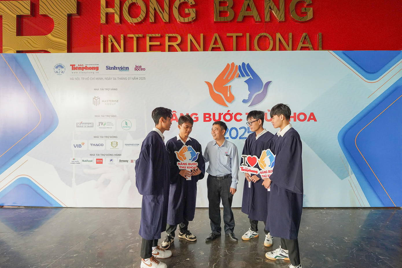 Các sinh viên trò chuyện thân mật cùng khách mời.