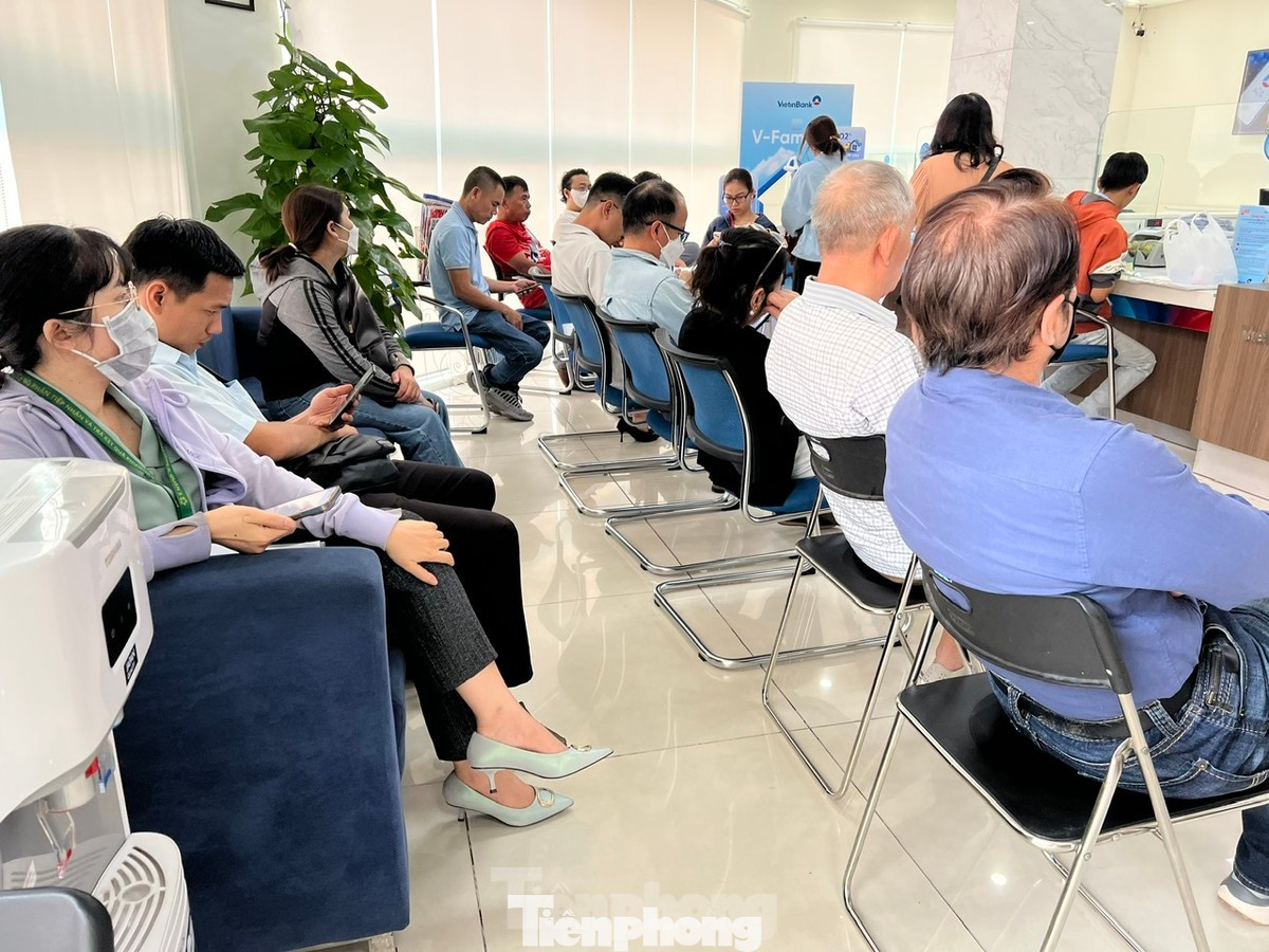 Quầy ngân hàng kín khách giao dịch ngày cuối năm. Ảnh: Uyên Phương. Quầy ngân hàng kín khách giao dịch ngày cuối năm. Ảnh: Uyên Phương.