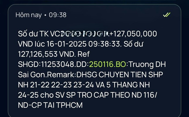 Tài khoản của nhiều sinh viên bất ngờ nhận được chuyển khoản 127 triệu đồng hỗ trợ.