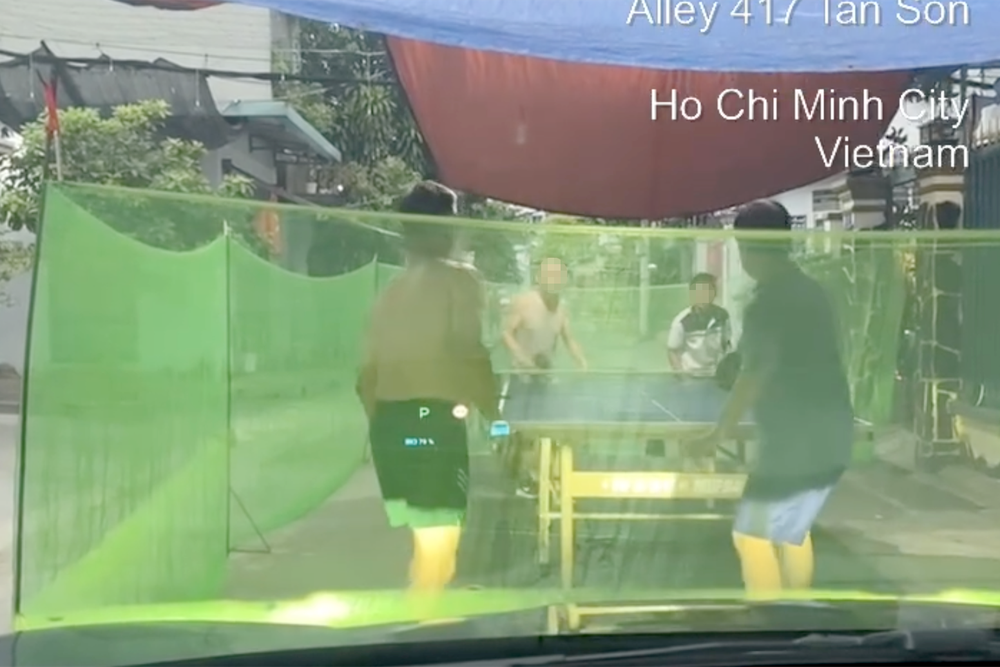 Hình ảnh 4 người đàn ông rào lưới để chơi bóng bàn giữa đường. Ảnh cắt từ clip. Hình ảnh 4 người đàn ông rào lưới để chơi bóng bàn giữa đường. Ảnh cắt từ clip.