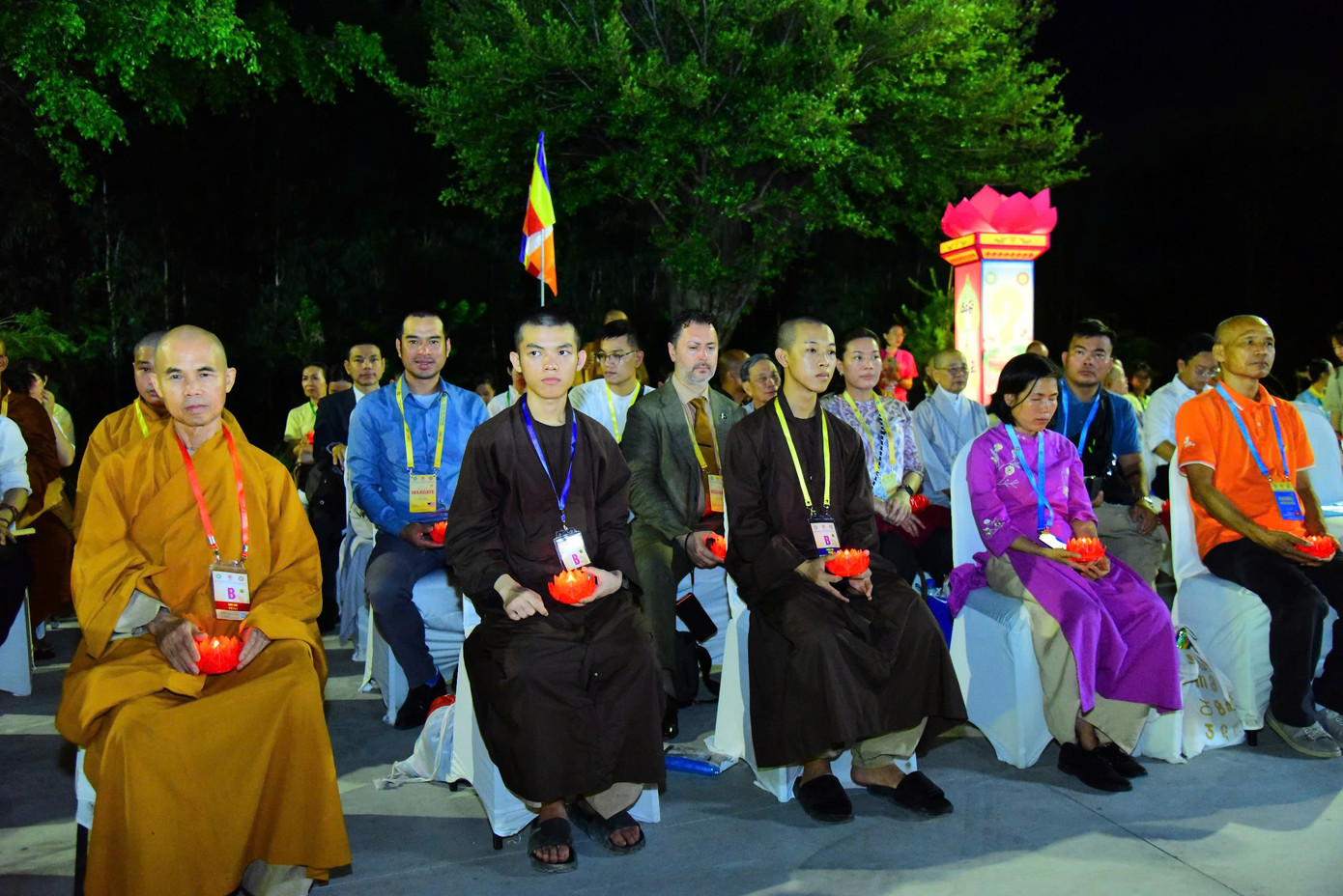 Hàng nghìn người cùng nhau cầu nguyện cho quốc thái dân an, cho nhân loại vượt qua những biến động và khổ đau trong thời đại hiện nay.