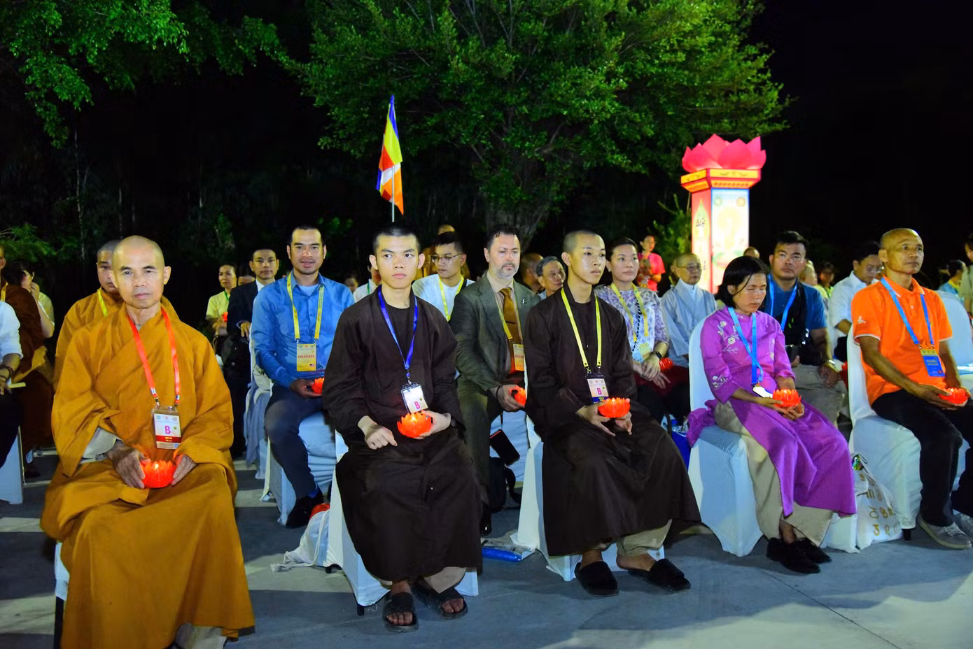 Hàng nghìn người cùng nhau cầu nguyện cho quốc thái dân an, cho nhân loại vượt qua những biến động và khổ đau trong thời đại hiện nay.