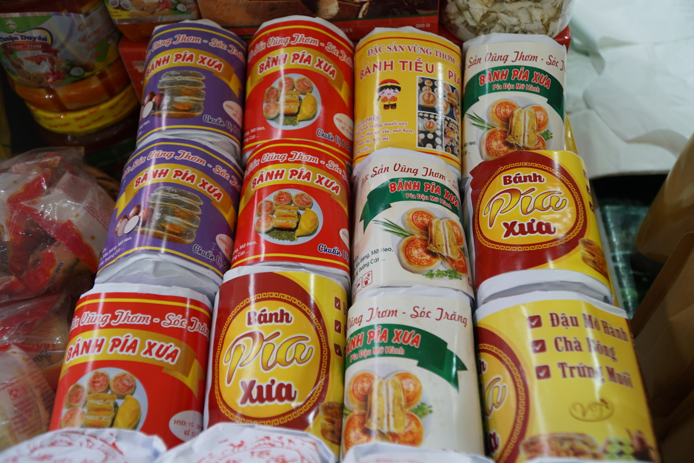 Bánh pía xưa là đặc sản của vùng Vũng Thơm (Sóc Trăng). Đây là loại bánh gắn liền với các dịp lễ, Tết cổ truyền của người Việt với biểu tượng may mắn và đoàn viên. Đây là loại bánh có hình tròn dẹp, có vị ngọt thanh, vỏ tơi xốp, nhân dẻo mềm. Làng nghề làm bánh pía ở Vũng Thơm đã ra đời hơn 100 năm.