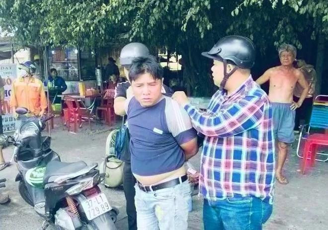 Đối tượng Lợi thời điểm bị Công an thị trấn Bến Lức khống chế.