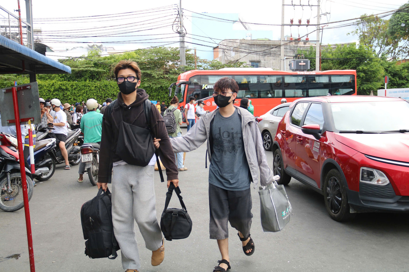 Bến xe miền Tây (quận Bình Tân, TPHCM) liên tục có những chuyến xe từ khắp các tỉnh miền Tây như Đồng Tháp, Bạc Liêu, Tiền Giang… chở khách trở lại TPHCM.