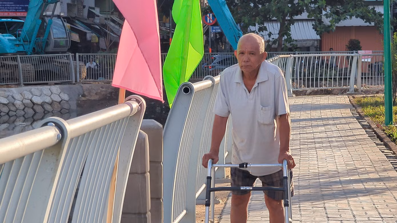 Bị tai biến liệt nửa người nên phải tập đi lại hàng ngày để dần hồi phục, ông Nguyễn Văn Phục (ngụ quận 5) tranh thủ ra đoạn kênh mới hoàn thành hóng mát. "Đoạn kênh này trước đây rất hôi, nay đã sạch sẽ hơn rất nhiều. Tôi tranh thủ ra đây đi lại để mau phục hồi", ông nói.