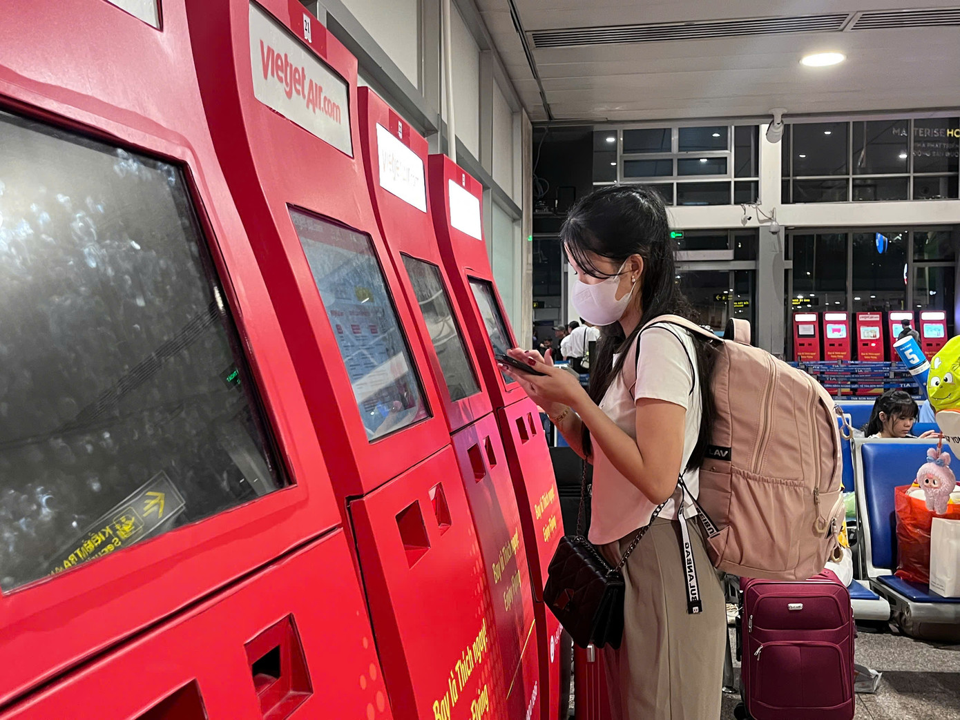 Những hành khách chưa check-in qua app làm thủ tục bay tại máy check-in tự động. Từ ngày 22 đến 28/1 (23 đến 29 tháng Chạp), số lượng chuyến bay khai thác tại sân bay Tân Sơn Nhất dao động trong khoảng từ 820 - 900 chuyến bay/ngày, với ngày cao nhất là 901 chuyến (24 tháng Chạp) và thấp nhất là 823 chuyến (29 tháng Chạp). Những hành khách chưa check-in qua app làm thủ tục bay tại máy check-in tự động. Từ ngày 22 đến 28/1 (23 đến 29 tháng Chạp), số lượng chuyến bay khai thác tại sân bay Tân Sơn Nhất dao động trong khoảng từ 820 - 900 chuyến bay/ngày, với ngày cao nhất là 901 chuyến (24 tháng Chạp) và thấp nhất là 823 chuyến (29 tháng Chạp).