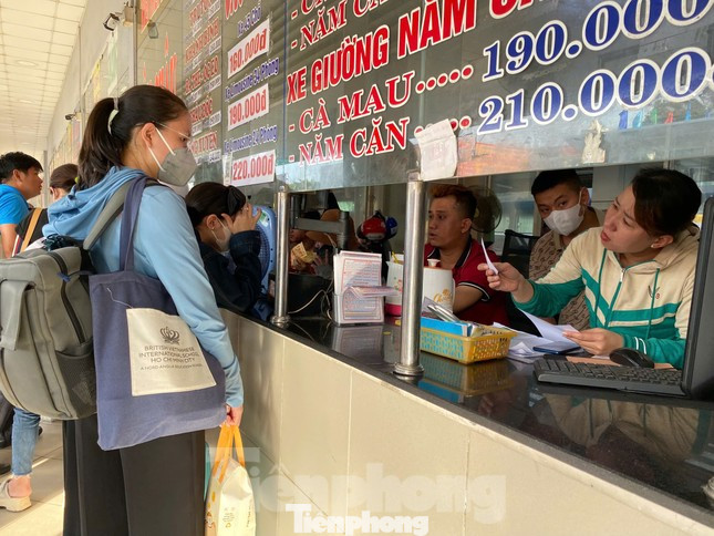 Trong dịp nghỉ lễ 30/4 - 1/5 sắp tới, bến xe Miền Tây (quận Bình Tân, TPHCM) dự kiến đón hơn 270.000 hành khách, tăng khoảng 5% so với cùng kỳ năm 2024. Ảnh: Hữu Huy Trong dịp nghỉ lễ 30/4 - 1/5 sắp tới, bến xe Miền Tây (quận Bình Tân, TPHCM) dự kiến đón hơn 270.000 hành khách, tăng khoảng 5% so với cùng kỳ năm 2024. Ảnh: Hữu Huy