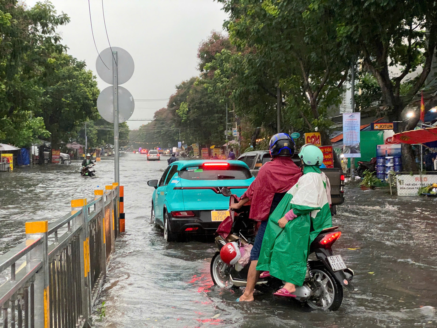 Người dân nhích từng chút một trong cơn mưa.