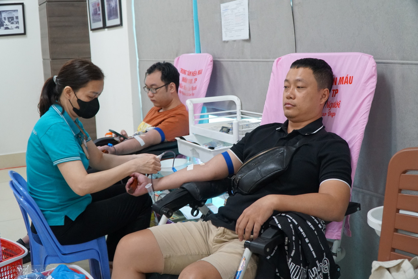 Anh Đỗ Khôi Nguyên tại điểm hiến máu Hội chữ Thập đỏ TPHCM. Ảnh: Anh Nhàn