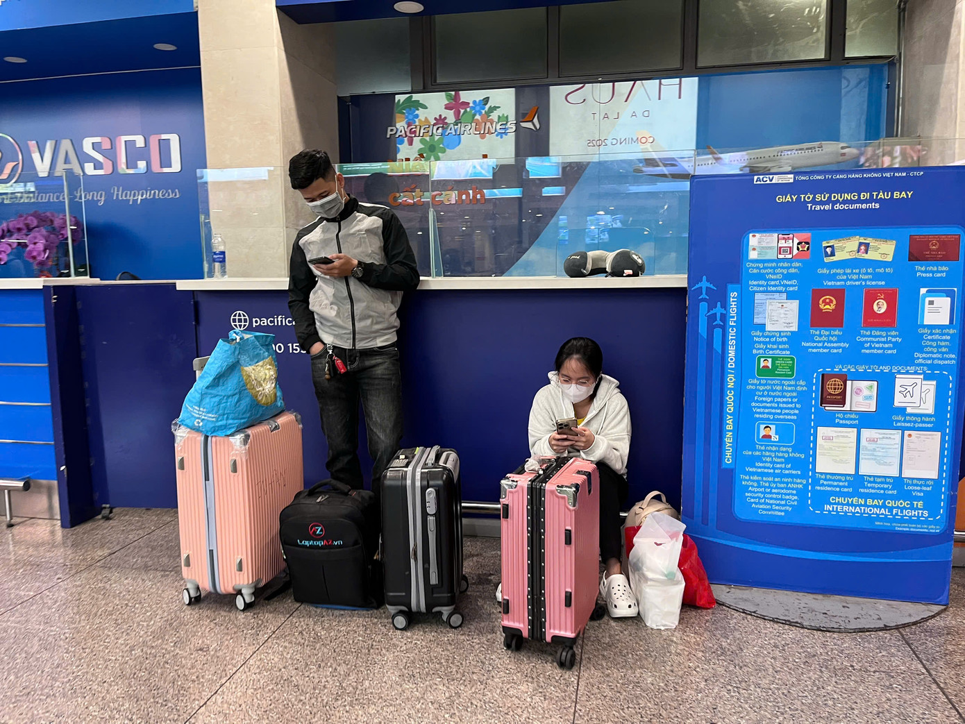 Hầu hết hành khách có giờ khởi hành vào lúc 22h. Lo trễ chuyến bay, nhiều người có mặt ở sân bay trước giờ bay vài tiếng đồng hồ. Một số hành khách phờ phạc trong lúc chờ đợi lên máy bay về quê đón Tết. Tuy sân bay không quá đông nhưng do bay đêm nên nhiều người mệt mỏi. Hầu hết hành khách có giờ khởi hành vào lúc 22h. Lo trễ chuyến bay, nhiều người có mặt ở sân bay trước giờ bay vài tiếng đồng hồ. Một số hành khách phờ phạc trong lúc chờ đợi lên máy bay về quê đón Tết. Tuy sân bay không quá đông nhưng do bay đêm nên nhiều người mệt mỏi.