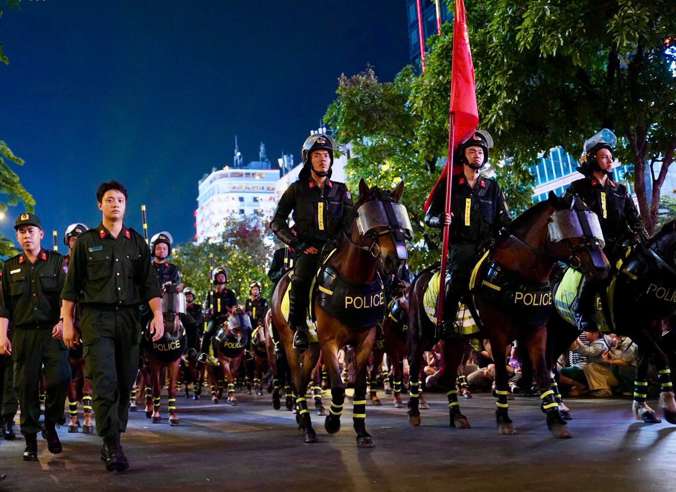 Tối 30/4, người dân TPHCM và du khách vô cùng thích thú khi chứng kiến màn diễu hành đặc biệt của lực lượng kỵ binh cảnh sát cơ động trên phố đi bộ Nguyễn Huệ (đoạn từ hướng đường Tôn Đức Thắng đến đài phun nước Hoa Sen).