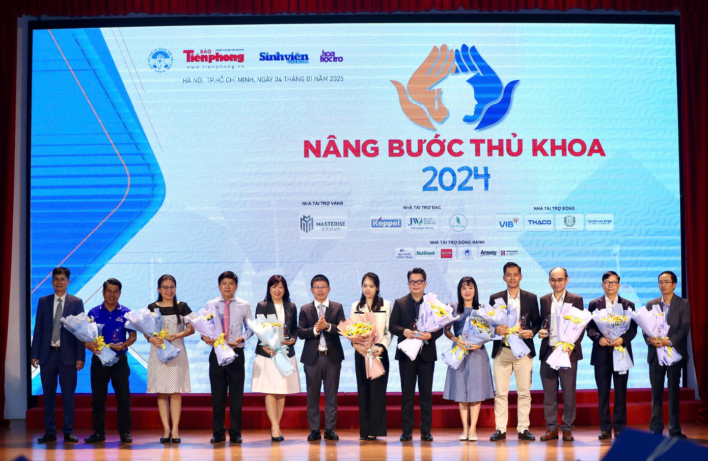 Ban tổ chức chương trình tặng hoa và thư cảm ơn nhà tài trợ.