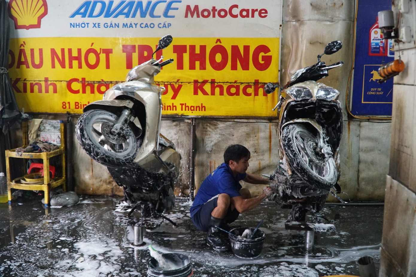 Đội ngũ thợ rửa xe phải làm việc liên tục để kịp phục vụ khách hàng. Dù công việc tất bật hơn nhưng bù lại thu nhập của thợ rửa xe cũng tốt hơn ngày thường.