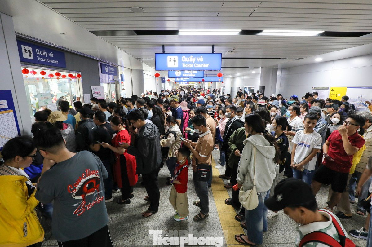 Tại khu vực nhà ga Bến Thành, hành khách phải xếp hàng dài để mua vé khiến không gian nhà ga trở nên chật chội. Ảnh: Duy Anh