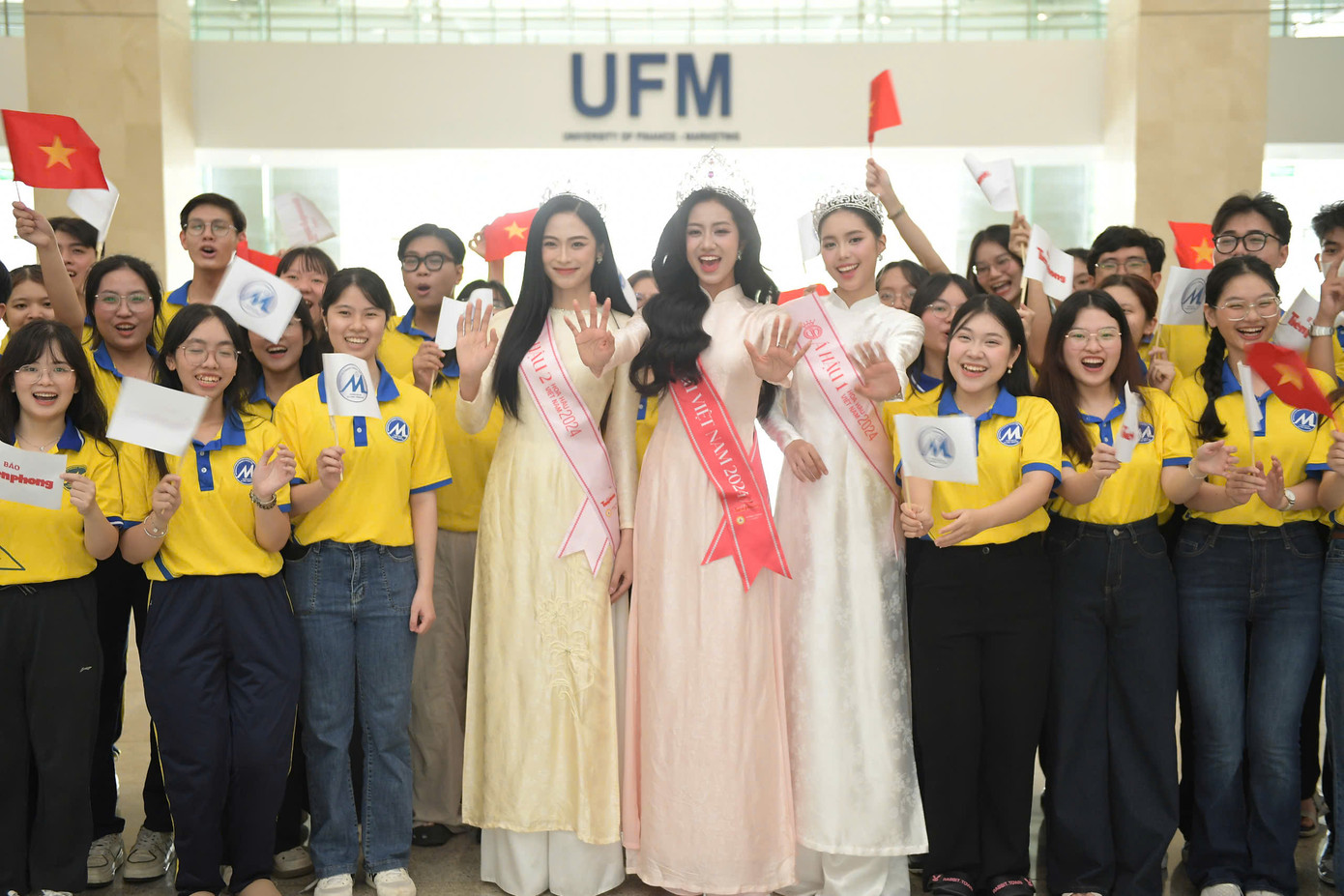 Top 3 Hoa hậu Việt Nam 2024 được chào đón nồng nhiệt. Ảnh: Phạm Nguyễn.