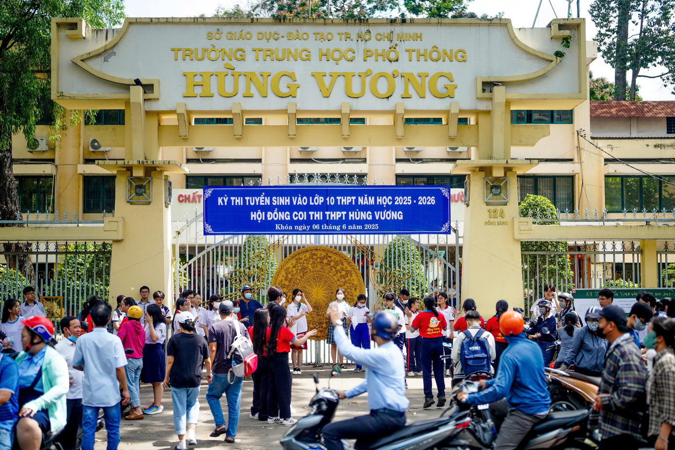 Kỳ thi tuyển sinh vào lớp 10 TPHCM năm nay diễn ra vào ngày 6 và 7/6. Thí sinh sẽ dự thi 3 môn Văn, Toán, Ngoại ngữ. Riêng thí sinh thi chuyên/tích hợp sẽ làm thêm bài thi chuyên/tích hợp.