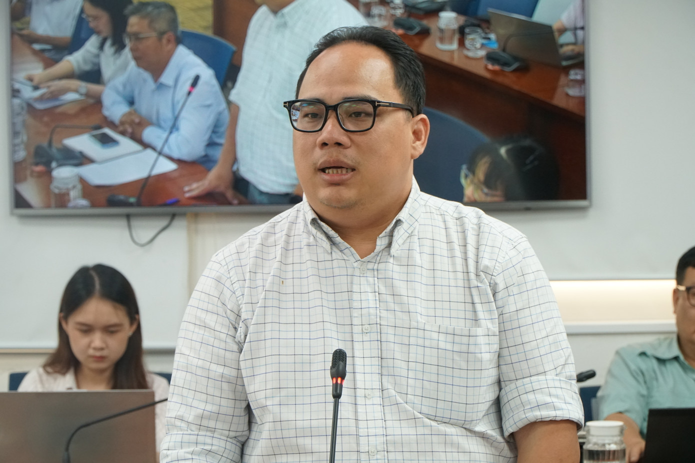 Ông Nguyễn Thanh Bình – Trưởng Ban Bồi thường Giải phóng mặt bằng quận 4 trả lời tại buổi họp báo. Ảnh: Nhàn Lê