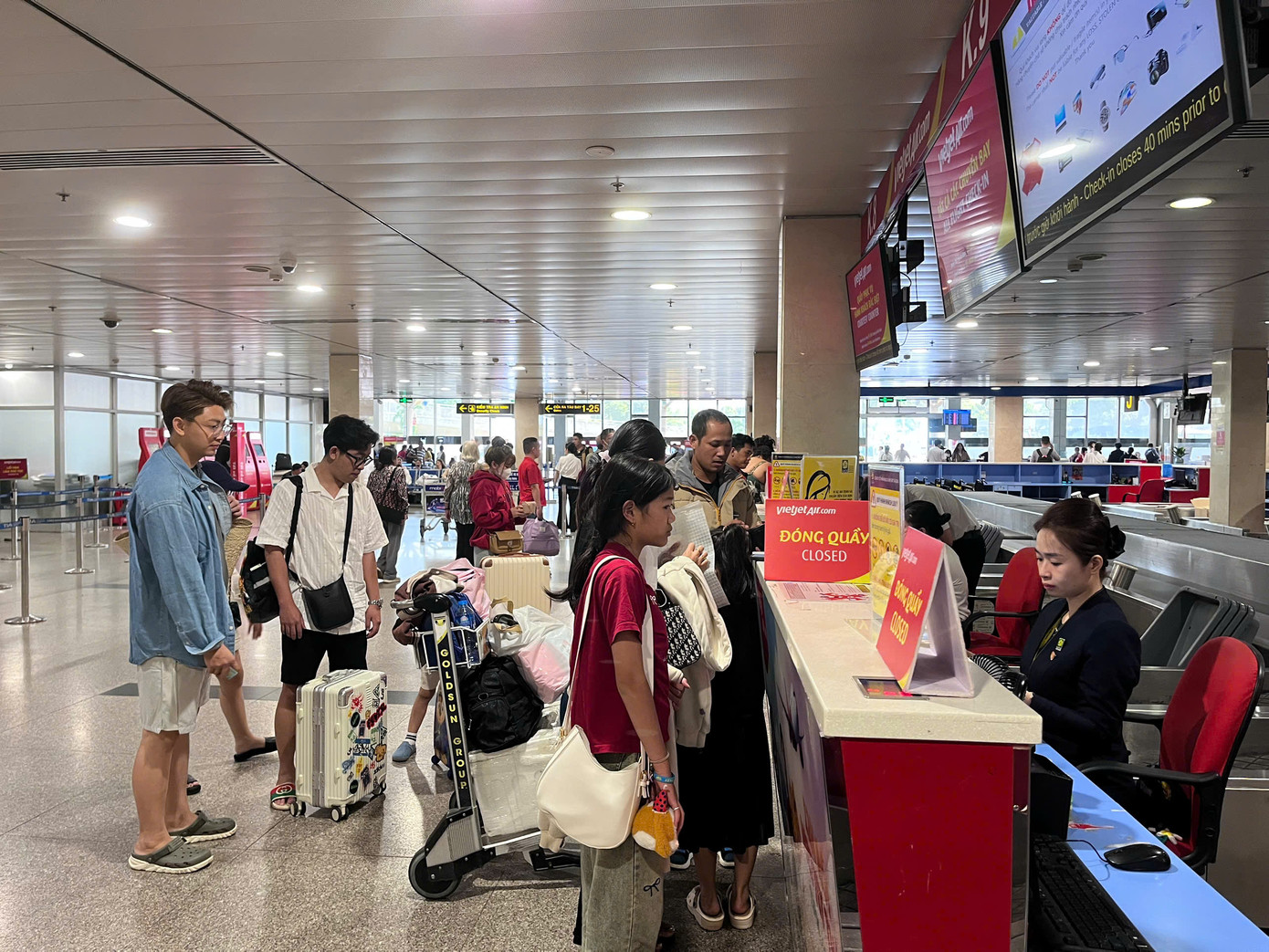 Chỉ mất vài phút khách hàng có thể hoàn tất các thủ tục. Không có cảnh chen chúc chờ đợi như những ngày trước Tết.