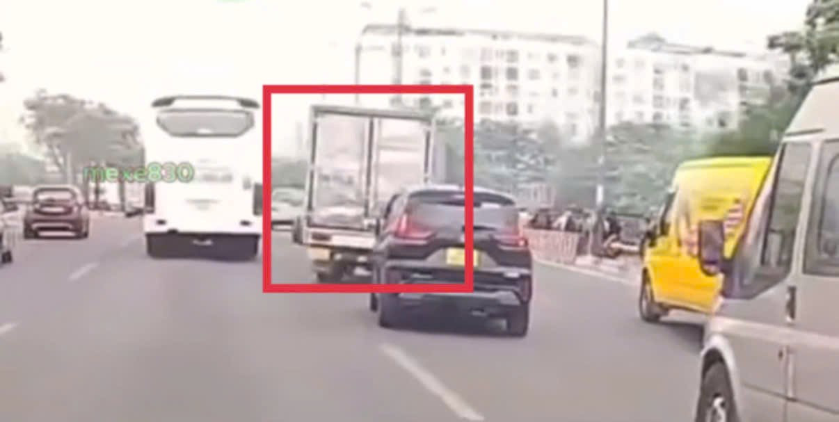 Chiếc xe tải lạng lách như phim hành động. Ảnh cắt từ clip Chiếc xe tải lạng lách như phim hành động. Ảnh cắt từ clip